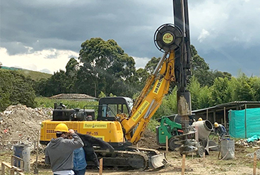 履帶小型旋挖鉆機海外施工